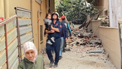 Avcılar'da riskli bina yıkıldı; yandaki bina 4 saat tahliye edildi