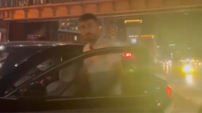 Beyoğlu'nda trafikte tartıştığı sürücünün otomobiline tekme ve yumrukla saldırdı