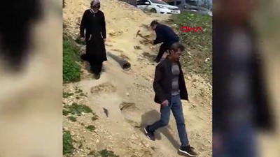 Hastaneye kestirmeden gitmek isteyenlere kolaylık olsun diye basamak gibi çukurlar açtı
