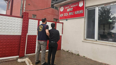 Jandarma, firari hükümlüyü düğünde bağlama çalarken yakaladı