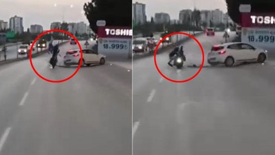 Sol şeritten sağa dönüş yapan otomobile arkadan çarpan motosikletin sürücüsü yaralandı; kaza anı kask kamerasında