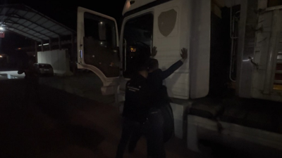 TIR'ın dorsesinde 42 kaçak göçmen yakalandı