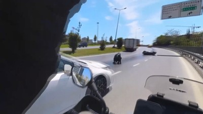 Zeytinburnu'nda yakıt dökülen yolda kaydı; sürücünün refleksiyle ölümden döndü