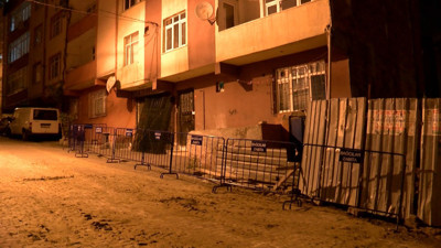 Bağcılar’da toprak kayması sebebiyle yana doğru eğilen bina boşaltıldı