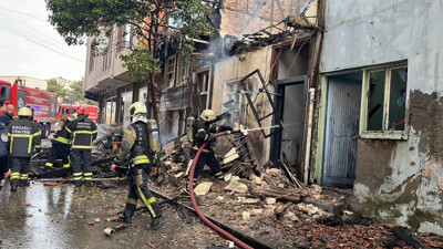 Bitişik 3 ev yandı; 2 itfaiye eri yaralandı