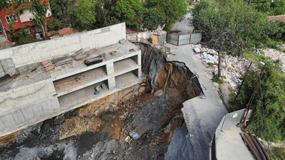 Gaziosmanpaşa'da inşaat kazısı sırasında yol çöktü