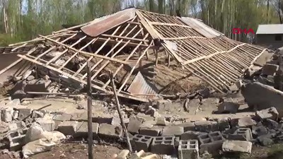 Ahır çöktü; 2 büyükbaş ile 50 tavuk öldü