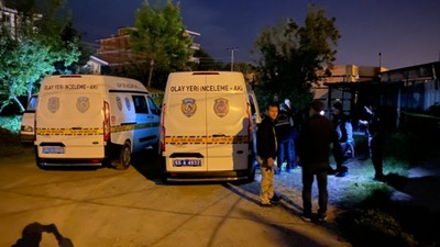 Husumetlisi ile yanındaki eşi ve oğlunu tabancayla yaraladı; motosikletle kaçtı