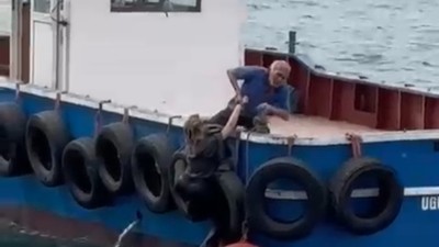 Kartal'da vapurdan denize düşen kadını balıkçılar kurtardı