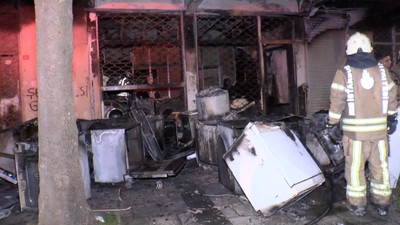 Küçükçekmece'de beyaz eşya deposu alev alev yandı; mahalleli panik yaşadı