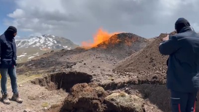 Yıldırım düşen doğal gaz hattında çıkan yangın söndü