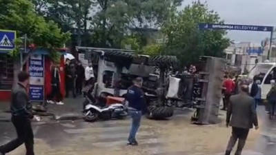 Bayrampaşa'da iş makinesi araçlara çarpıp devrildi: 2 yaralı