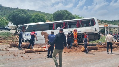 Çanakkale'de yolcu otobüsü, kamyon ve otomobil çarpıştı, 8 kişi öldü, 20 kişi yaralandı