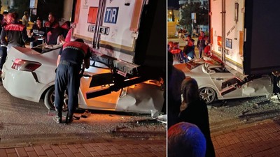 Park halindeki TIR'a arkadan çarpan otomobil, dorsenin altına girdi: 2 ölü
