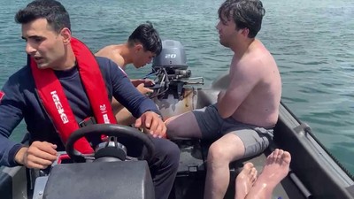 Sapanca Gölü'nde pedallı kanoyla alabora olan 3 kişiyi jandarma kurtardı