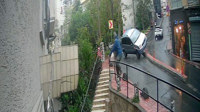 Beyoğlu'nda takla atan otomobilin altında kalmaktan son anda kurtuldu