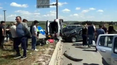 Otomobiller kavşakta çarpıştı; 5 yaralı