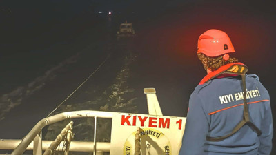 Çanakkale Boğazı'nda sürüklenen tekne kurtarıldı