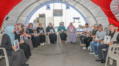 Diyarbakır'da evlat nöbeti tutan aileler: İnşallah bayramdan önce çocuklarımıza kavuşuruz