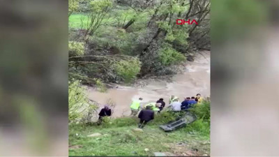Dere yatağına devrilen hafif ticari araçtaki 1 çocuk hayatını kaybetti, 4 kişi de yaralandı