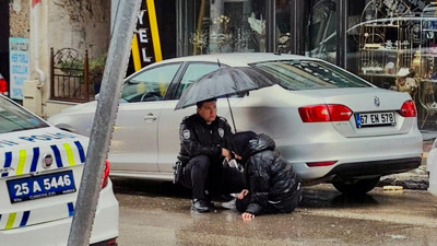 Erzurum'da polis, yaralanan yayanın başında "ıslanmasın" diye şemsiyeyle bekledi