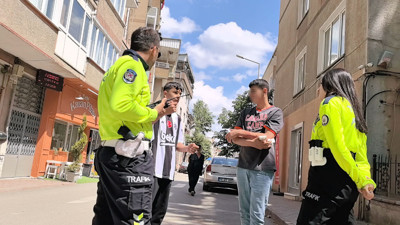 Kaldırımda yürürken motosikletli şüphelinin bıçaklı saldırısında yaralandı