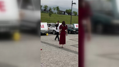 Kız arkadaşına, aynı marka ve model 8 otomobilin ön kaputlarındaki yazıyla evlilik teklif etti