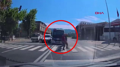 Minibüsüyle kırmızı ışıkta duran araçları geçip, yayalara rağmen yoluna devam etti