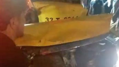 Taksi, ağaçlara ve elektrik direğine çarptı: 2 ölü