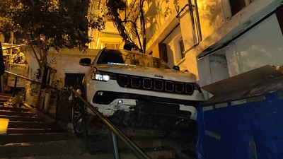 Beşiktaş'ta cip bina boşluğuna uçtu