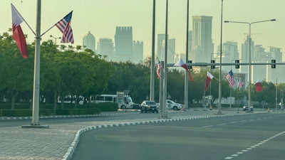 Doha, Trump'ın ziyareti öncesi Katar ve ABD bayraklarıyla donatıldı