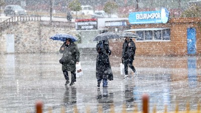 Erzurum'a mayısın ortasında lapa lapa kar yağdı