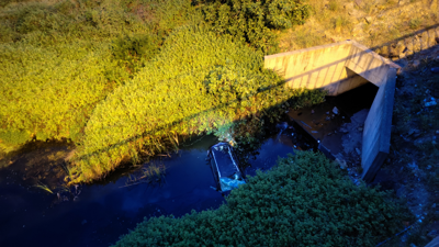Maltepe’de otomobil gölete uçtu; sürücü kurtarılarak hastaneye kaldırıldı