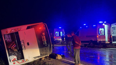 Kahramanmaraş'ta düzensiz göçmenleri taşıyan minibüs devrildi: 1 kişi ölü, 22 kişi yaralandı