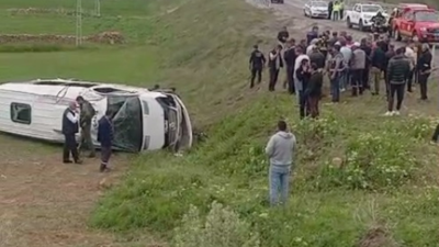 Kayseri'de öğrencileri taşıyan minibüs devrildi; 16 yaralı