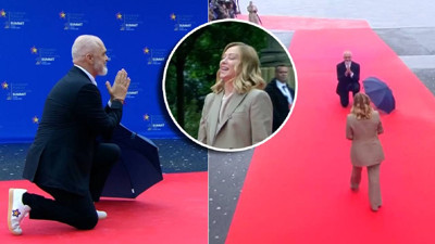 Arnavutluk Başbakanı Rama, İtalya Başbakanı Meloni'yi diz çökerek karşıladı