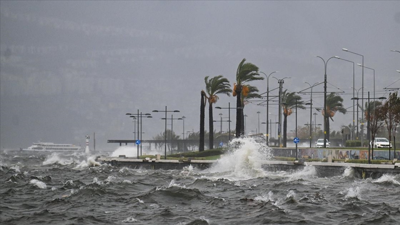 İzmir'de fırtına nedeniyle vapur seferleri iptal edildi
