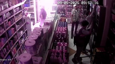 Market sahibini oyalayıp, içki çaldılar! Türlü oyunlarla kandırmışlar