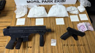 Metrobüs durağında uyuşturucu ticareti; otomatik silah ve 2 kilogram kokain ele geçirildi