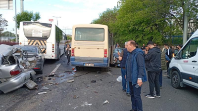 Minibüs, kırmızı ışıkta bekleyen araçlara çarptı: 14 yaralı