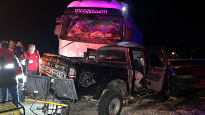 Sivas'ta tır ile çarpışan pikabın sürücüsü öldü