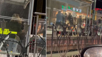 Sultangazi'de tramvay durağında taciz şüphelisini tekme tokat dövdüler... O anlar kamerada