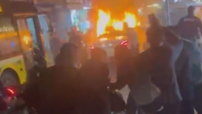 Küçükçekmece'de şampiyonluk kutlamalarında içerisinde havai fişek patlayan otomobil yandı