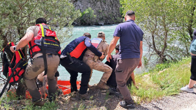 Munzur Nehri'nde akıntıyla sürüklenirken son anda suyun ortasındaki adacığa sığındı