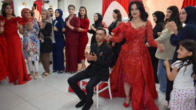 Batman’da işitme ve konuşma engelli çiftin kınasında 'sessiz çiftetelli'