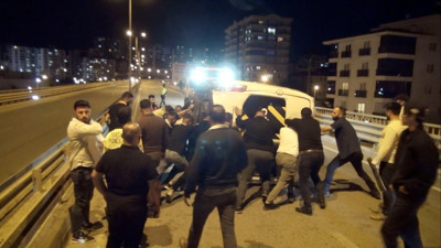 Çaldığı otomobille polisten kaçarken kaza yaptı, bu kez çarptığı minibüsü çaldı: 6 yaralı