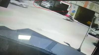 İzmir'de motosikletin kamyonun altında kaldığı kaza kamerada: 1 ölü, 1 yaralı