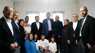 Bakan Kurum, Hatay'da evlerinin yapımı tamamlanan depremzede aileye misafir oldu