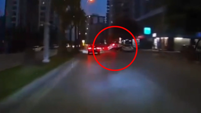 Makas atan otomobilin kazaya yol açması kamerada