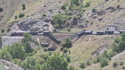 Elazığ’da yük treninin 5 vagonu raydan çıktı